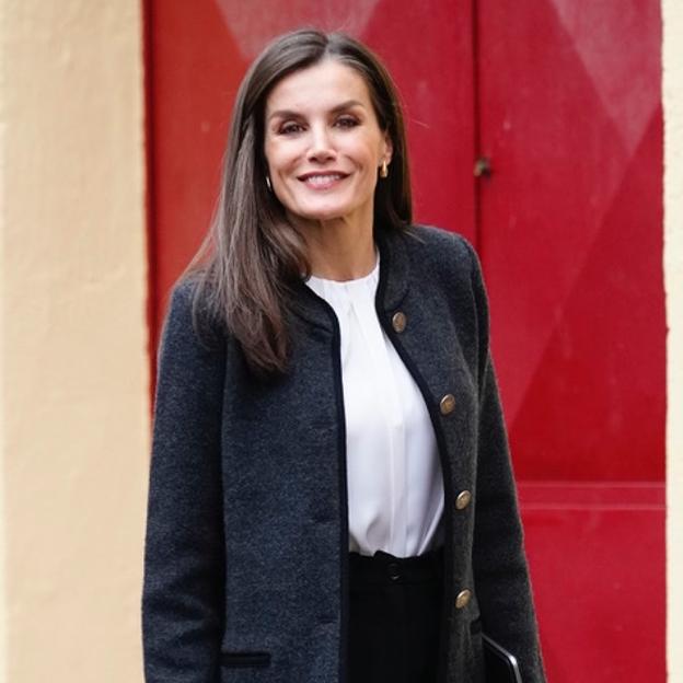 La reina Letizia estrena una original chaqueta de lana austriaca en un look de básicos elegante y muy fácil de copiar