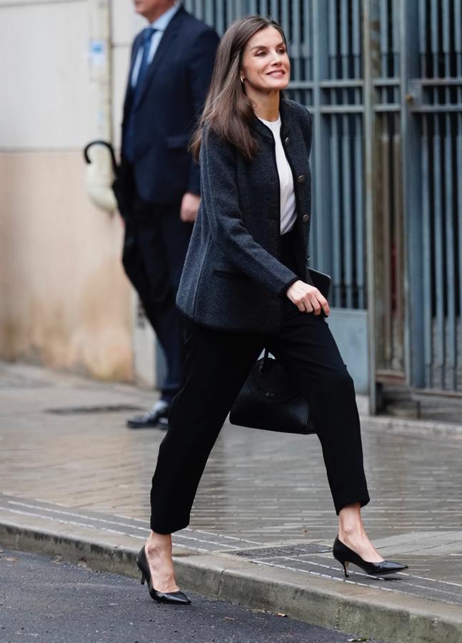 El look de básicos de la reina Letizia. / LIMITED PICTURES