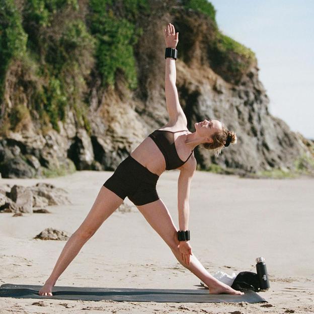 Mujer haciendo ejercicio en la playa. /