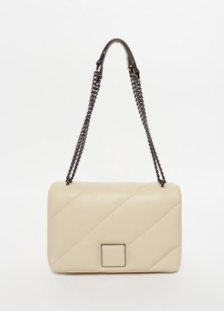 Bolso acolchado de color crudo de Sfera (19,99 euros)