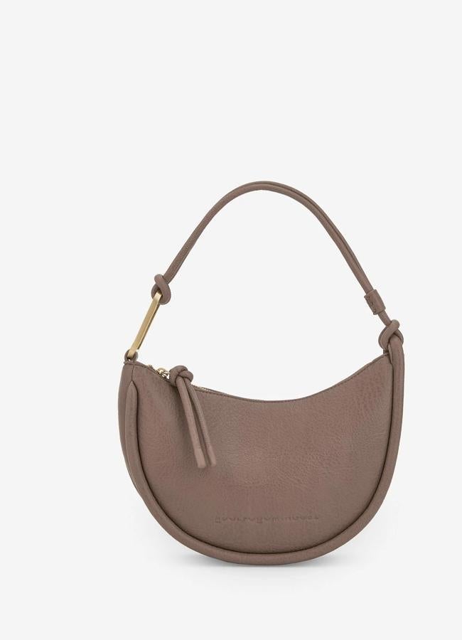 Bolso marrón de Adolfo Domínguez, 89 euros.