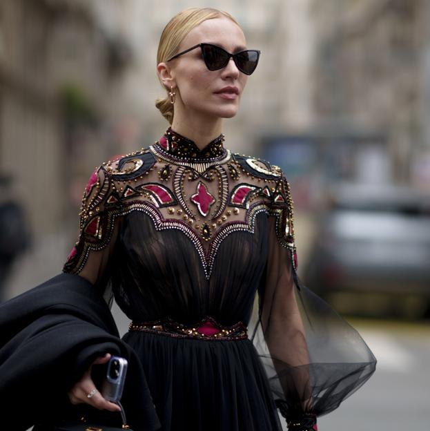 Un look de street style con un vestido bonito.