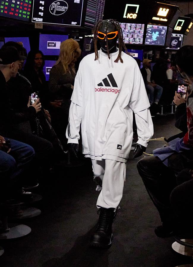 Look del desfile de la colección Resort 2023 de Balenciaga en colaboración con Adidas. Foto: Launchmetrics Spotlight. 