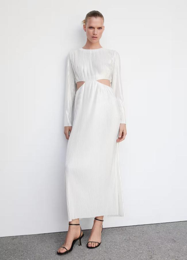 Vestido plisado con aberturas de Mango, 45,99 euros.