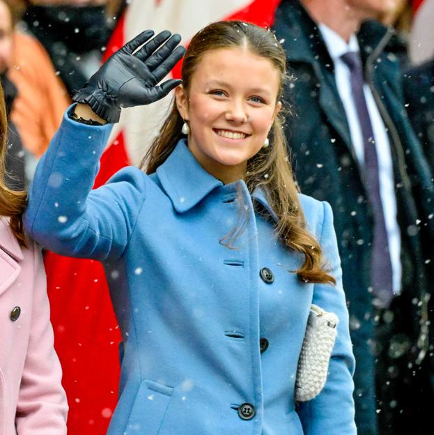 Isabella de Dinamarca con un abrigo azul.