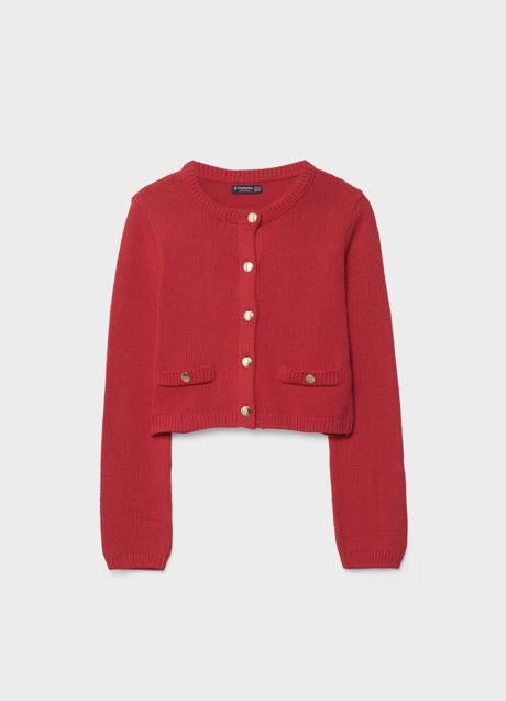 Chaqueta de punto rojo de Stradivarius (25,99 euros)