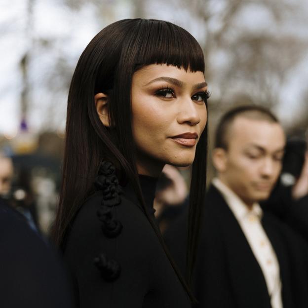 Zendaya con flequillo baby bang.