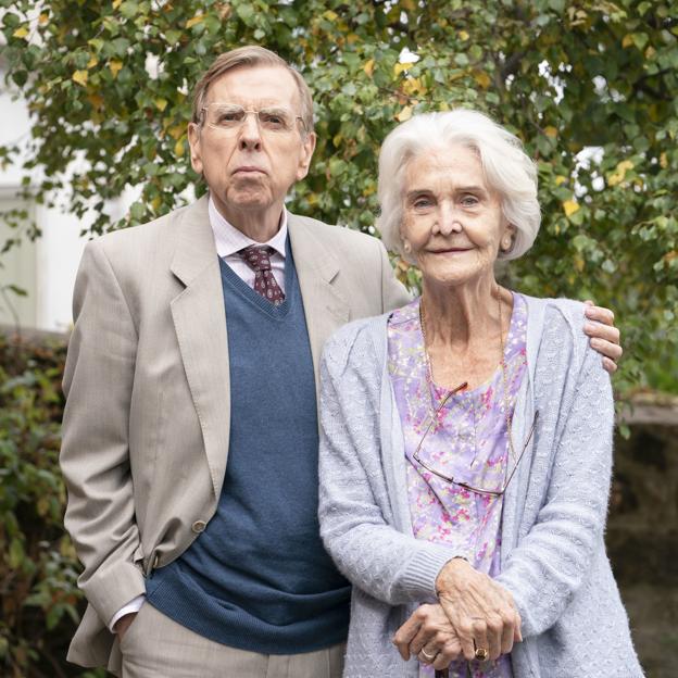 Timothy Spall y Sheila Hancock en una imagen de El quinto mandamiento. 