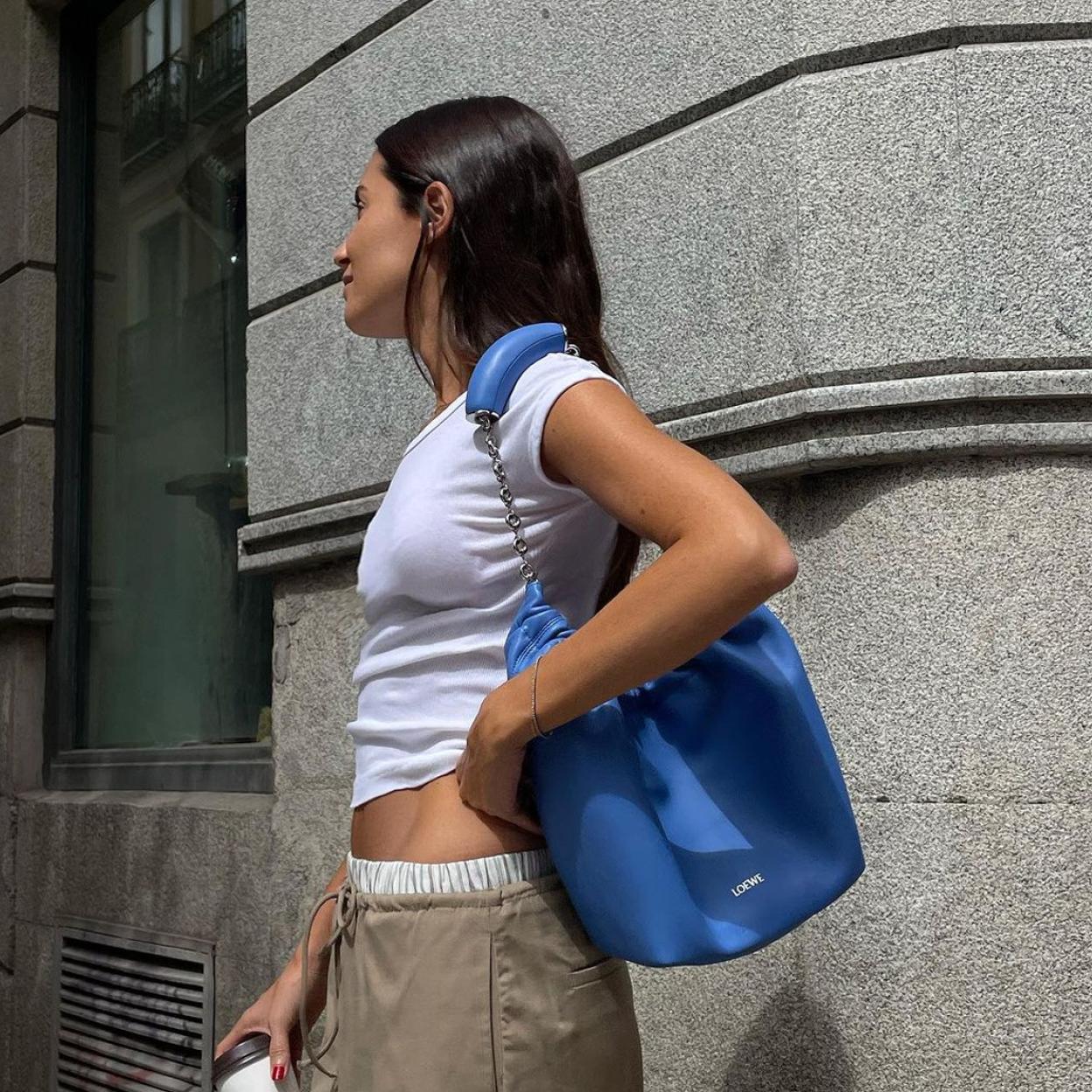 Gala González con un bolso con cadena./@galagonzalez