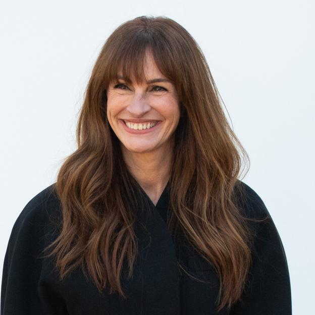 El radical cambio de look de Julia Roberts en el desfile de Jacquemus: el flequillo birkin bangs que quita años