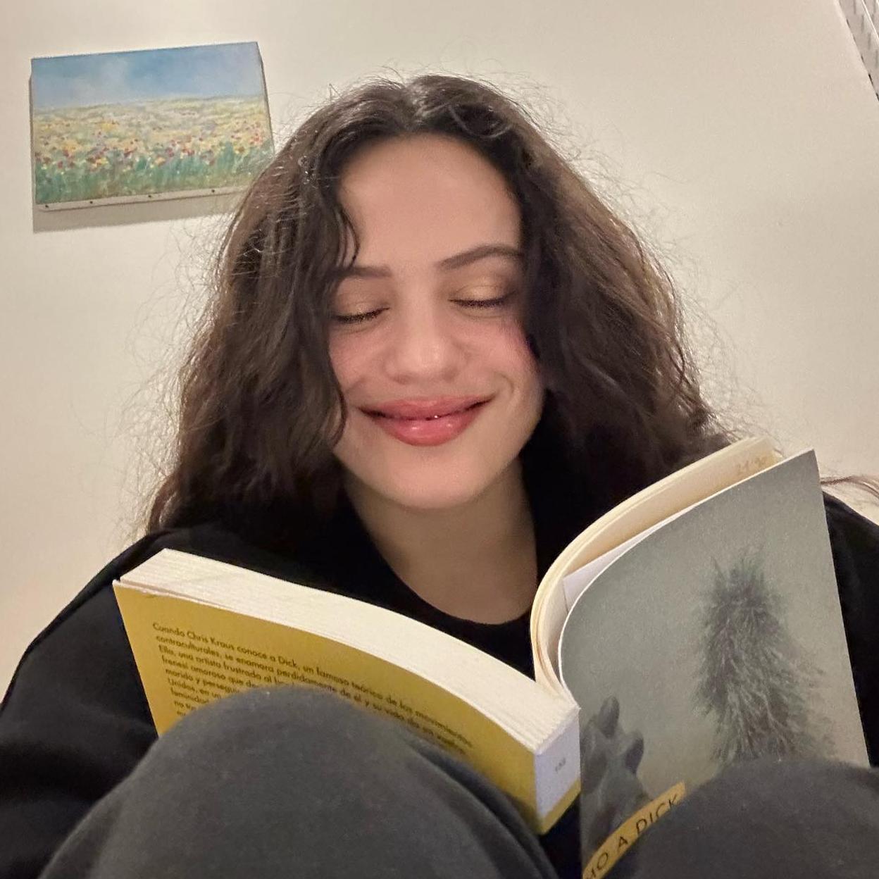 Rosalía leyendo un libro/instagram de rosalía