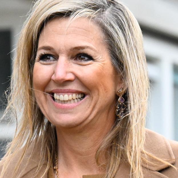 Máxima de Holanda con unos pendientes de Coolook.