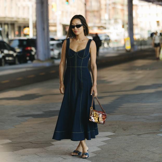 Influencer con vestido vaquero