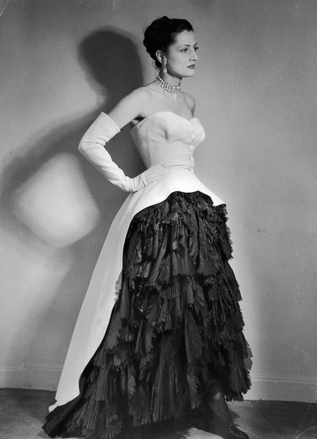 Un vestido de noche diseñado por Cristóbal Balenciaga en 1951. FOTO: GETTY IMAGES.