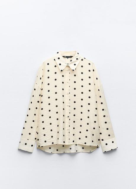 Camisa con estampado de lunares de Zara (22,99 euros)