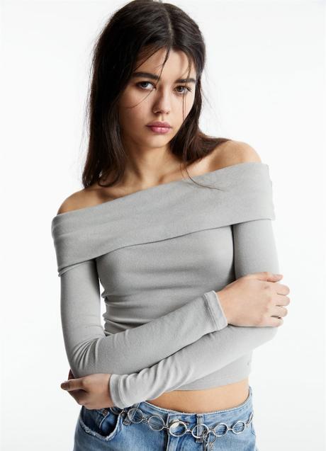 Camiseta gris de Pull & Bear (15,99 euros)