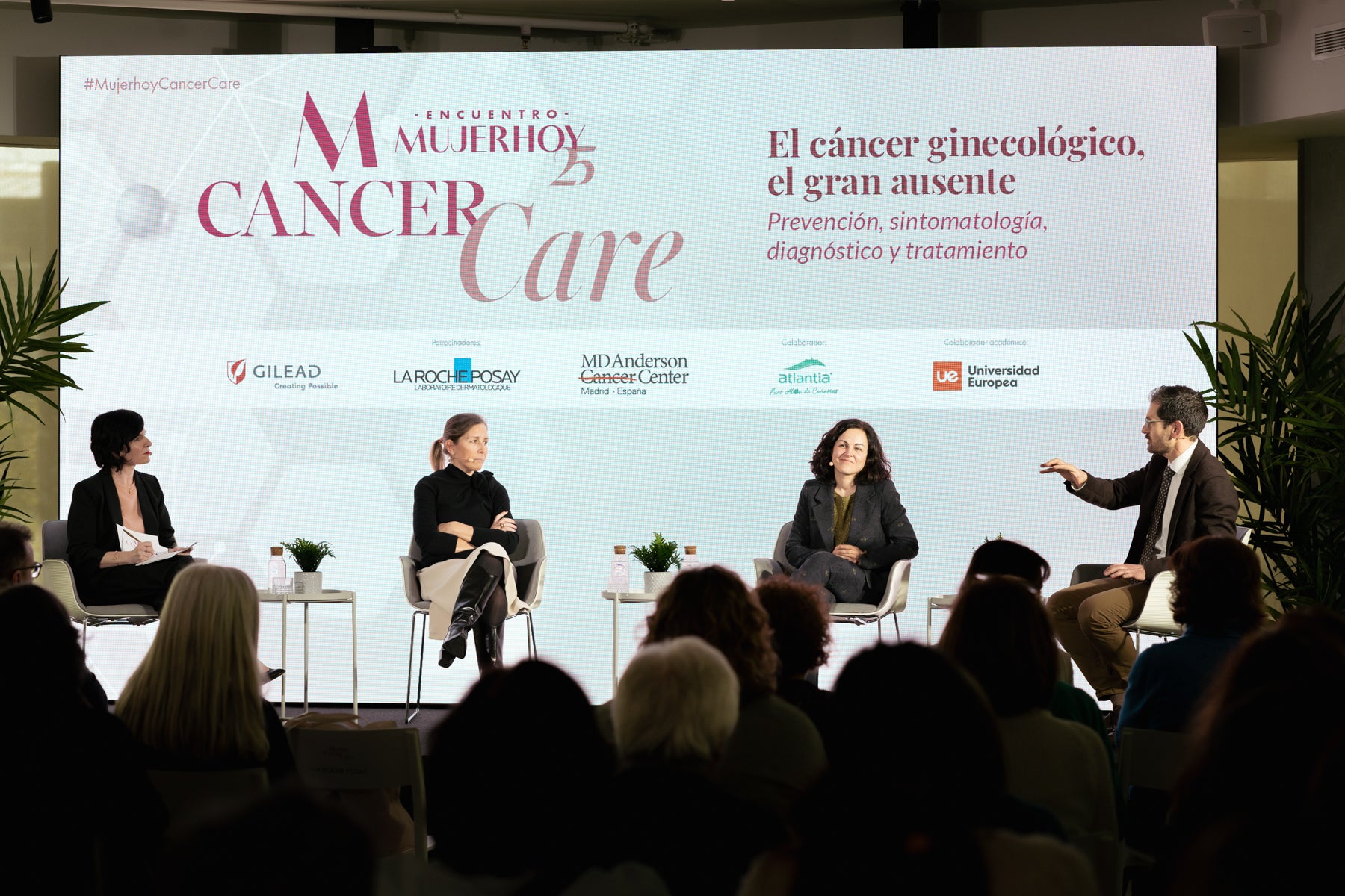 La moderadora del debate, la periodista María Elvira, junto a la doctora María Fernández-Chereguini, del Servicio de Ginecología Oncológica (MD Anderson Cancer Center Madrid); Eva Guerra, Oncóloga médica del Hospital Universitario Ramón y Cajal y el doctor Raúl Márquez, Jefe de la Unidad de Tumores Ginecológicos (MD Anderson Cancer Center Madrid). 