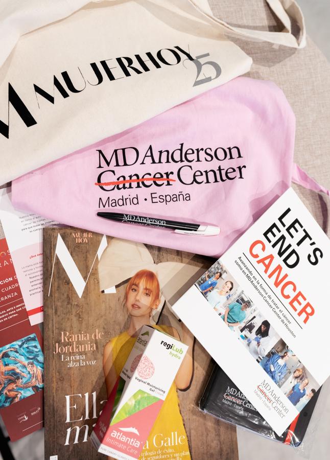 Las asitentes al Mujerhoy Cancer Care 2024 se llevaron una goody bag con regalos de MD Anderson Cancer Center Madrid y Gilead y la hidratante vaginal Regilub de Atlantia, muy utilizada en tratamientos de radioterapia en procesos oncológicos. (Helena Sánchez)