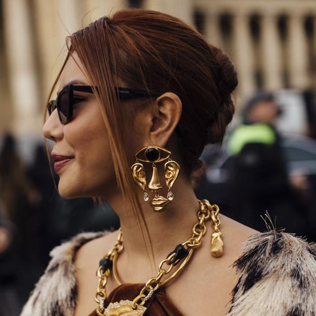 De repente, todas las chicas se han pasado al bando de los collares vintage