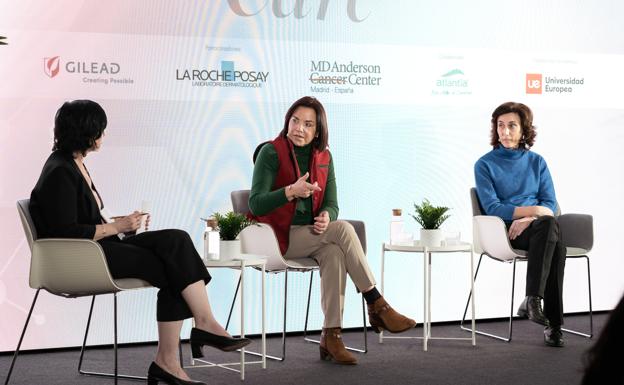 La moderadora del debate, María Elvira, charla con Pilar Fernández, Presidenta de la Asociación española de Cáncer de mama metastásico y la doctora Isabel Calvo, Oncóloga de la Unidad Multidisciplinar de Mama en MD Anderson Cancer Center Madrid.