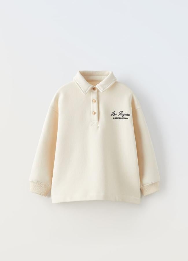 Sudadera tipo polo bordado de Zara Kids (10,99 euros).