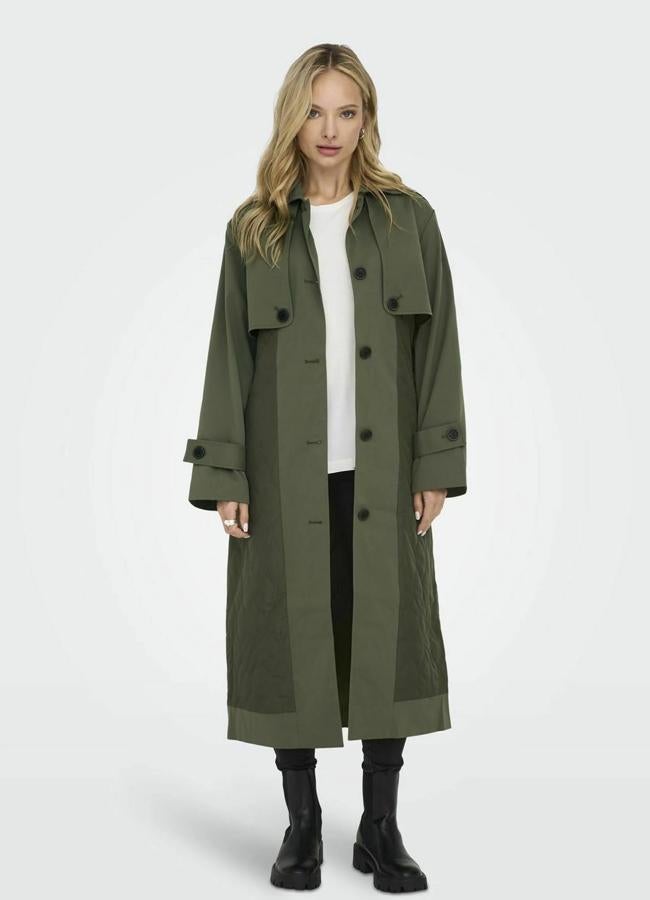 Gabardina verde fluida de Only, 84,95 euros.