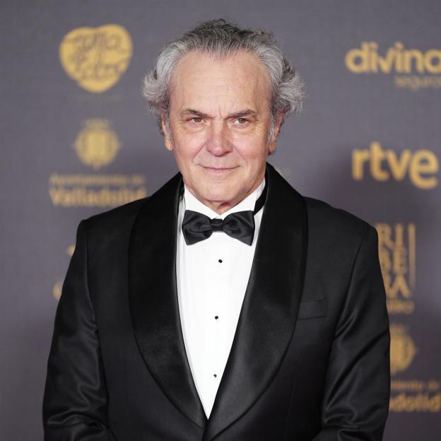 El look de José Coronado en los Goya 2024: apuesta por un esmoquin negro impecable made in Spain que derrocha elegancia