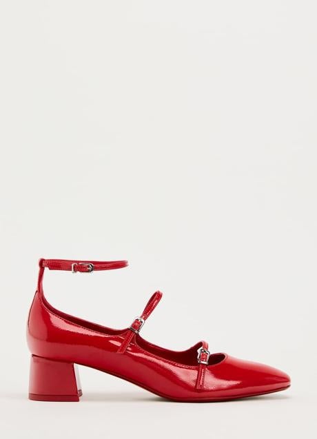 Zapatos rojos de Zara (25,99 euros)