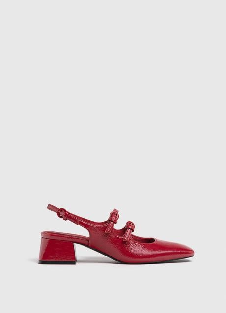 Zapatos rojos de Stradivarius (29,99 euros)