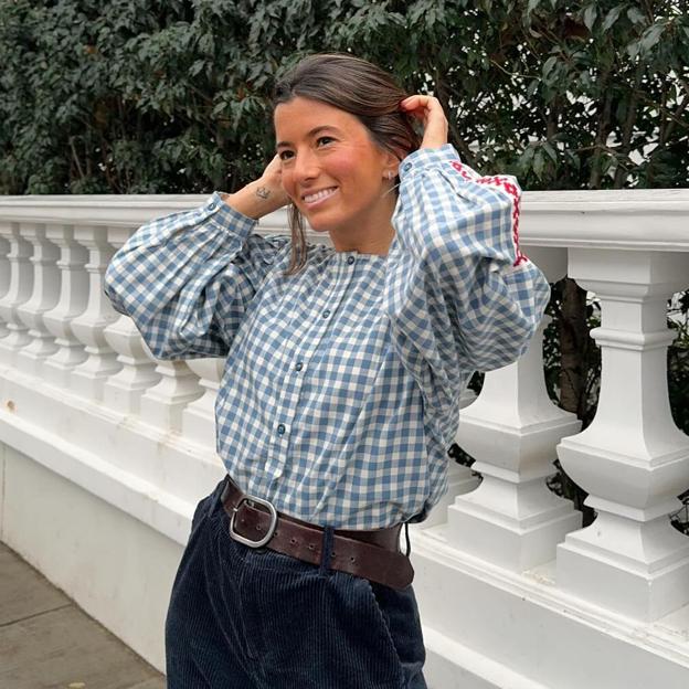 María Hernández con blusa