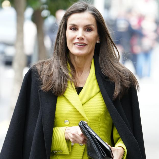 La reina Letizia con una blazer verde pistacho.