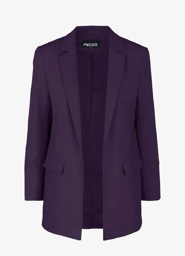 Blazer en color morado de Pieces (39,95 euros):