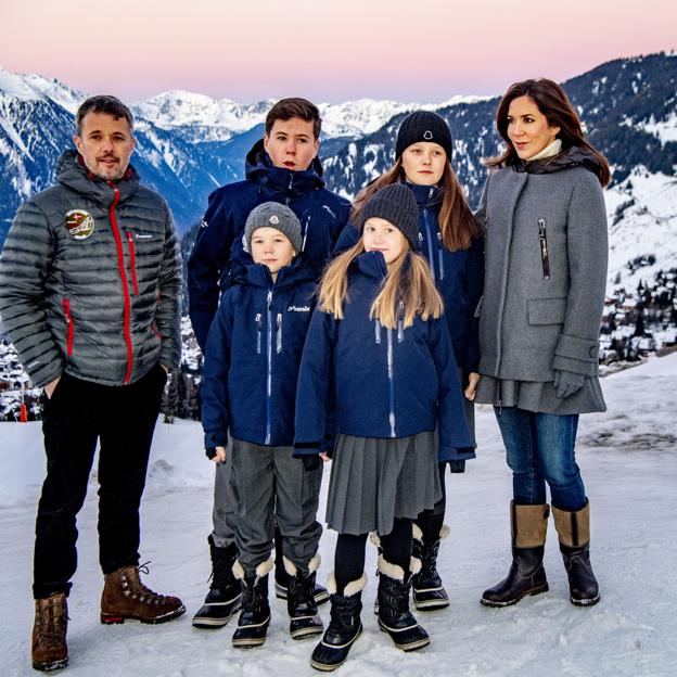 Mary y Federico de Dinamarca con sus hijos en los Alpes suizos. 