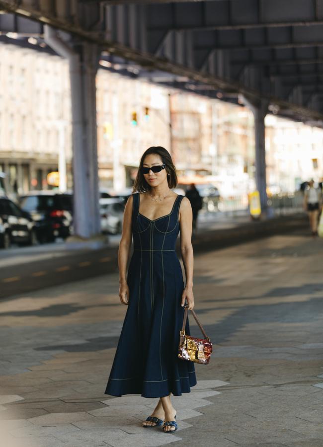 Una mujer con vestido midi en azul marino. Foto: Launchmetrics spotlight