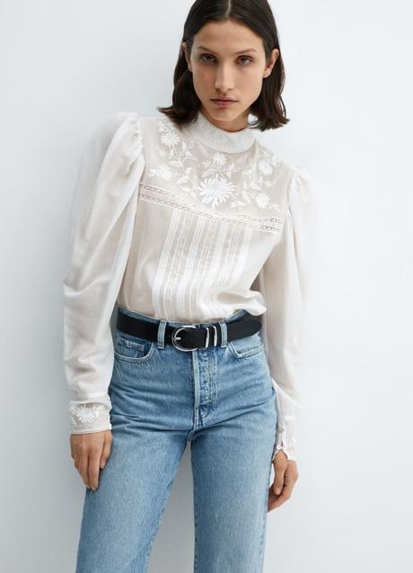 Blusa con bordados de Mango (39,99 euros)