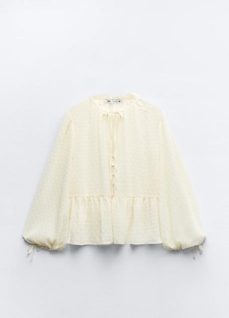 Blusa con plumetti de Zara (25,99 euros)