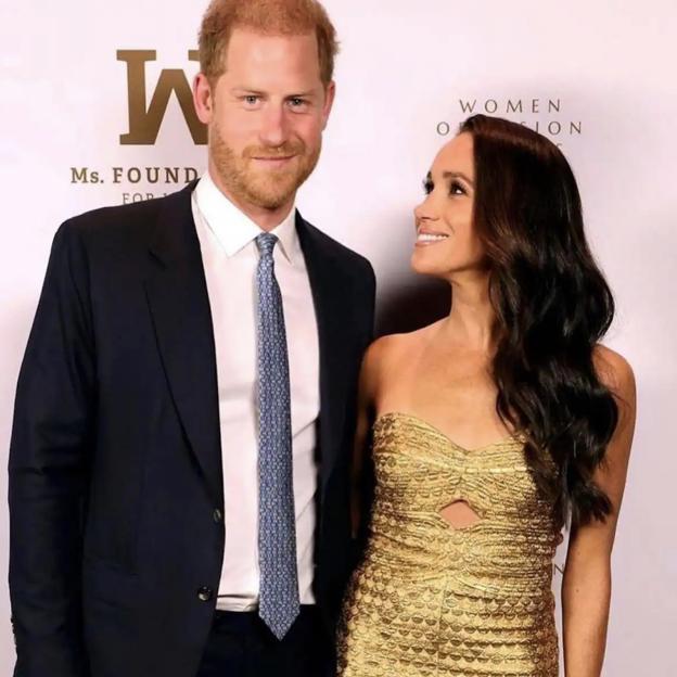 Los duques de Sussex, Harry y Meghan, trataron de triunfar como 'celebrities' con un plus aristocrático. Ahora ven claro que lo que les funciona es su conexión con la familia real. 