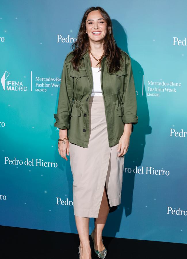 Tamara Falcó con chaqueta sahariana en el front row de Pedro del Hierro. Foto: Gtres.