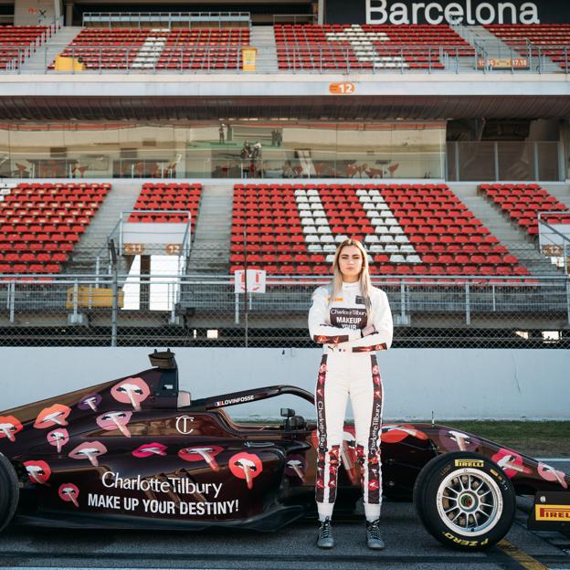 La piloto Lola Lovinfosse con el nuevo coche patrocinado por Charlotte Tilbury.