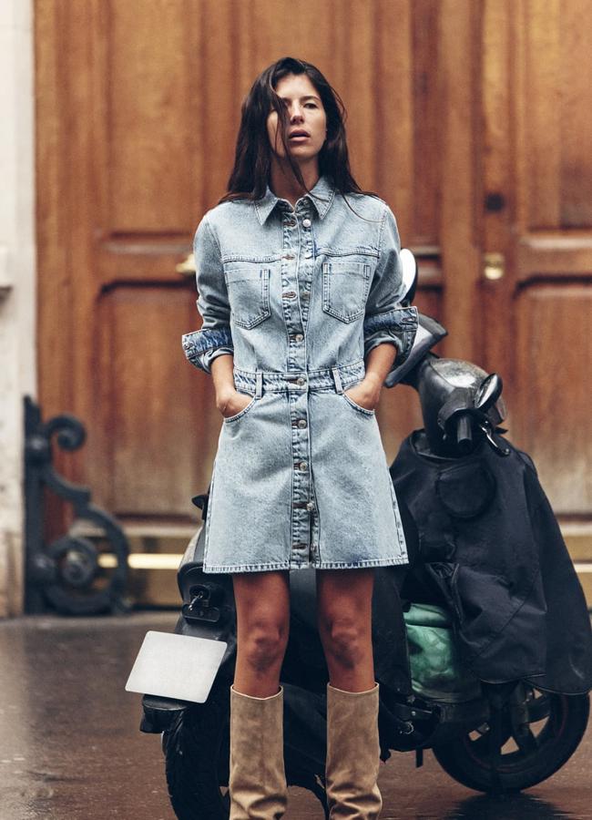 Vestido mini en denim de Zara.