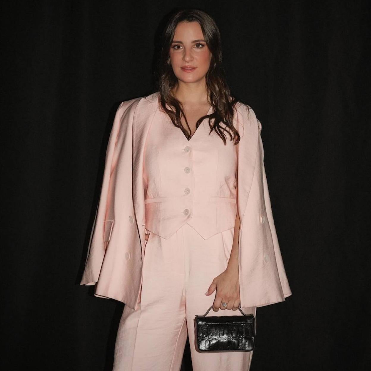 Influencer con traje rosa de Cortefiel/@MPOMBOR