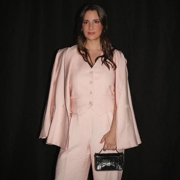 Influencer con traje rosa de Cortefiel