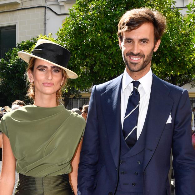 Enrique Solís junto a Alejandra Dominguez en la boda de Claudia Osborne.