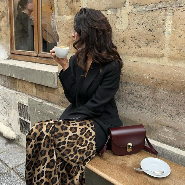 El look con falda de leopardo que tienes que copiar para ir cómoda y a la última