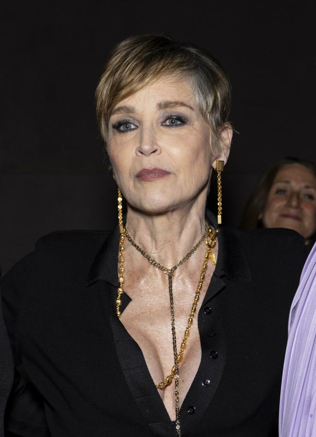 El pixie de Sharon Stone con canas y patillas en el desfile de Tom Ford. FOTO: Gtres.