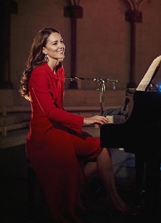 Kate Middleton tocando el piano, una de sus grandes pasiones. / GTRES