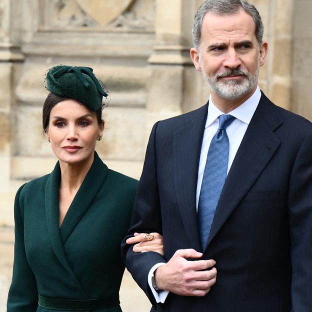 Los reyes Felipe y Letizia, a su llegada a la capilla de San Jorge del castillo de Windsor en marzo de 2022. Se celebraba la misa en recuerdo de Felipe de Edimburgo. 