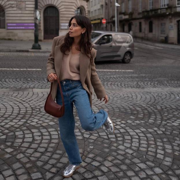 Influencer con zapatillas metalizadas