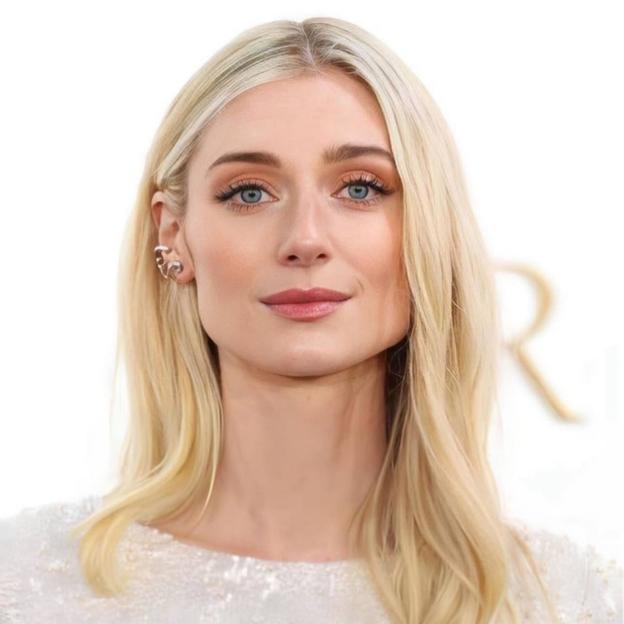 Elizabeth Debicki con cuello firme