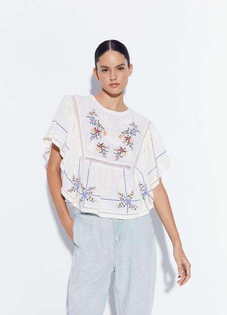 Blusa con bordados de Sfera (25,99 euros)